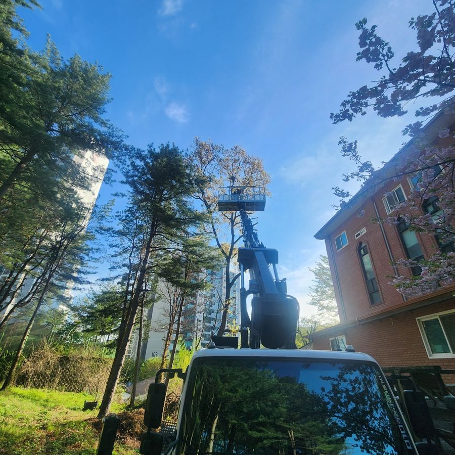 통신동 스카이차 경관조명 설치 관련 작업 - 고층 아파트 및 벽돌 건물 주택가 사진