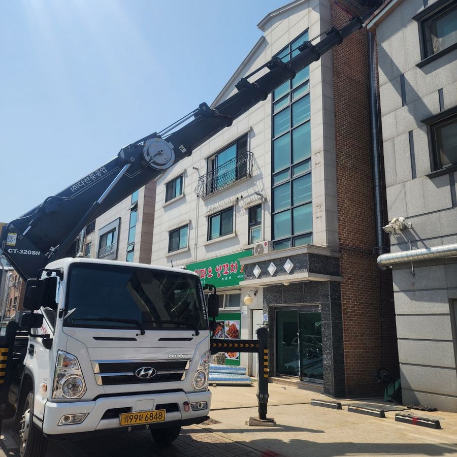덕지천동 스카이차 지붕 판넬 교체 관련 작업 - 3층 상가주택 주택가 사진