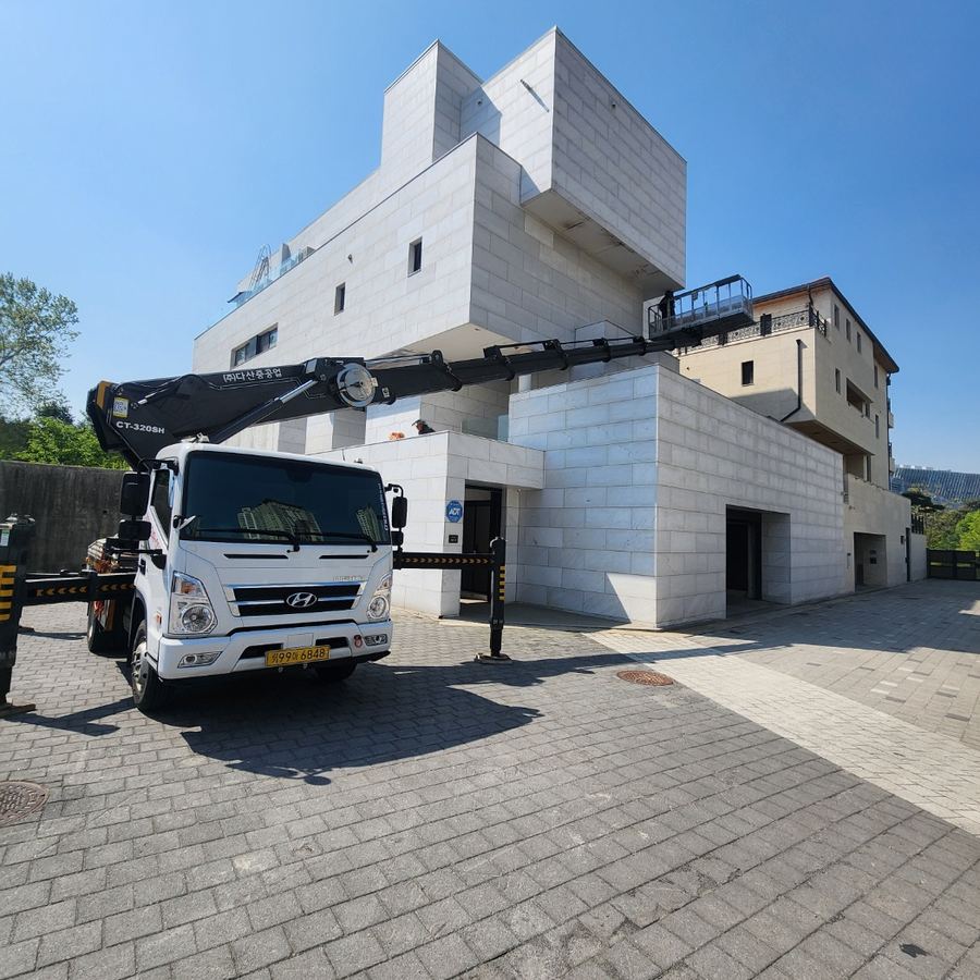 전곡읍 스카이차 철골 도장 관련 작업 - 3층 석재빌라 주택가 사진