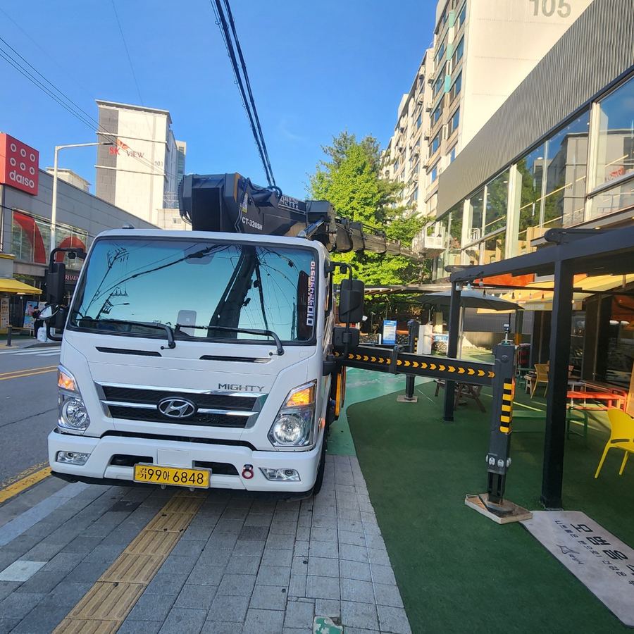 서초동 스카이차 간판 설치 관련 작업 - 다층 건물, 상업 시설 및 주거 공간 혼합 도로변, 상가 주택가 사진