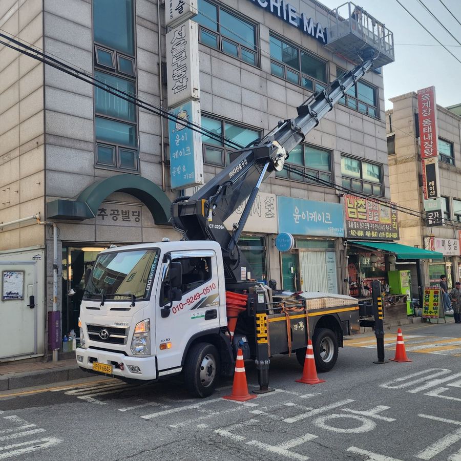 통신동 스카이차 경관조명 설치 관련 작업 - 상가빌딩 도로변 사진