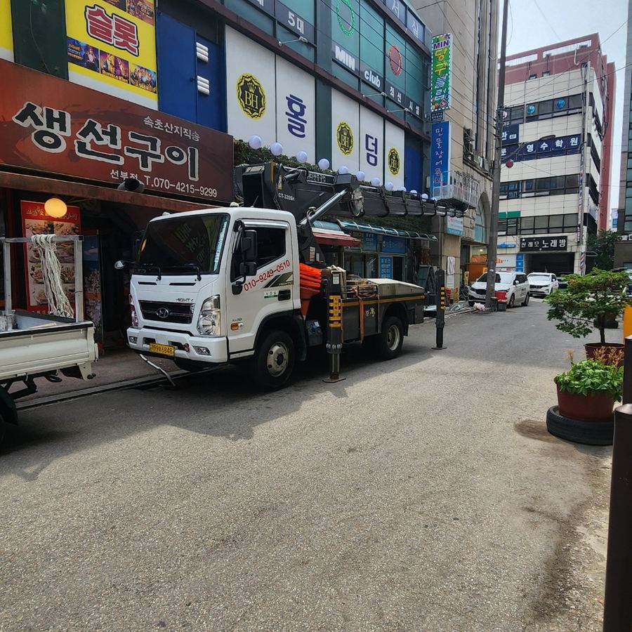 회기동 스카이차 간판 설치 관련 작업 - 다층 상가 좁은 골목 사진