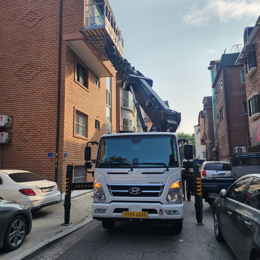 성동동 스카이차 자재 양중 관련 작업 - 5층 빌라 좁은 골목 사진