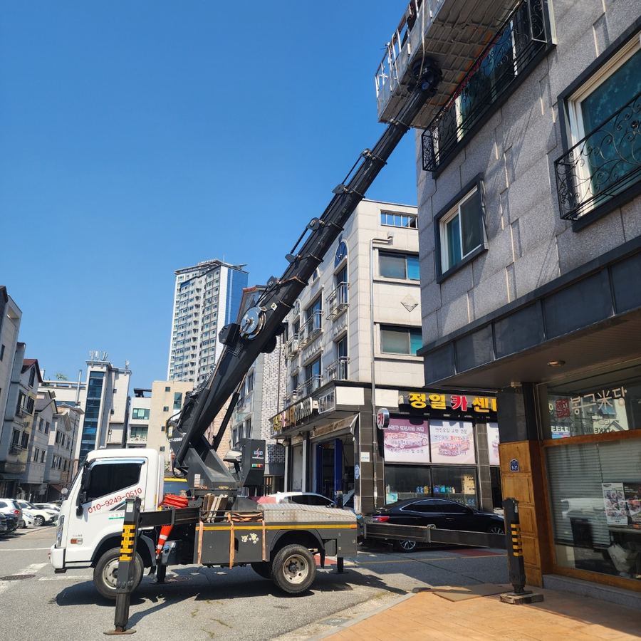 청송읍 스카이차 에어컨 실외기 설치 관련 작업 - 5층 석재빌라/상가 도로변/주택가 사진