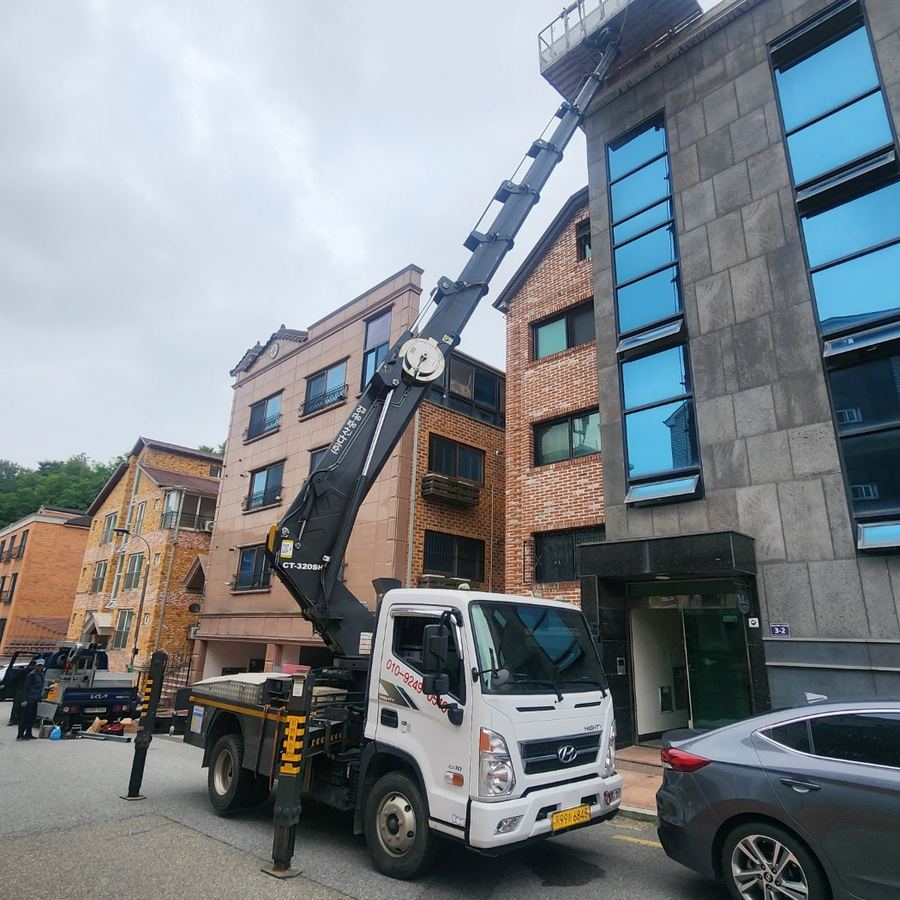 하점면 스카이차 간판 설치 관련 작업 - 3층 빌라 및 4층 석재빌딩 주택가 골목 사진