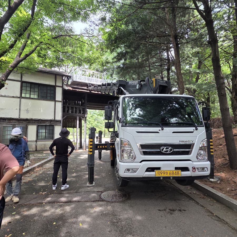 청동 스카이차 전광판 설치 관련 작업 - 단독주택 주택가 사진