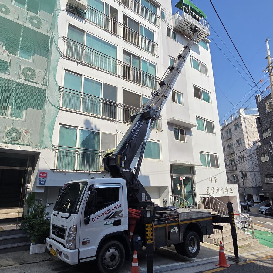 회기동 스카이차 간판 설치 관련 작업 - 5층 빌라 주택가 사진