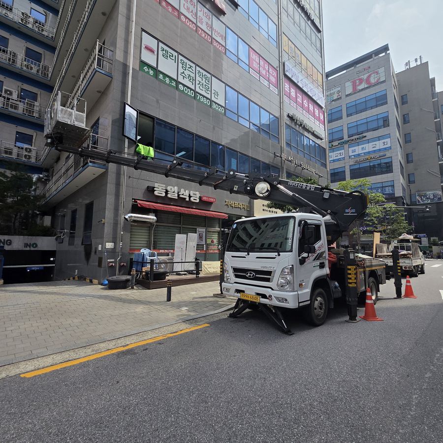 율어면 스카이차 외벽 도색 관련 작업 - 다층 상가 건물 도로변 사진