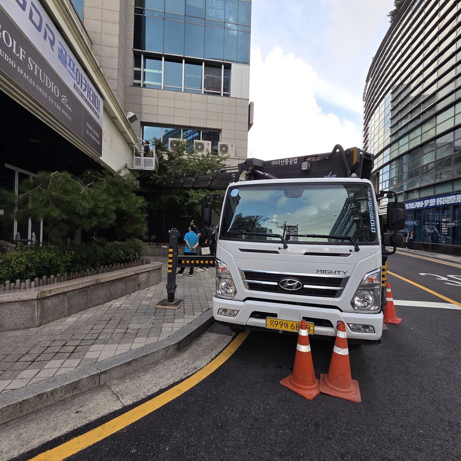 보개면 스카이차 가로등·보안등 정비 관련 작업 - 다층 석재 및 유리 빌딩 도로변 사진