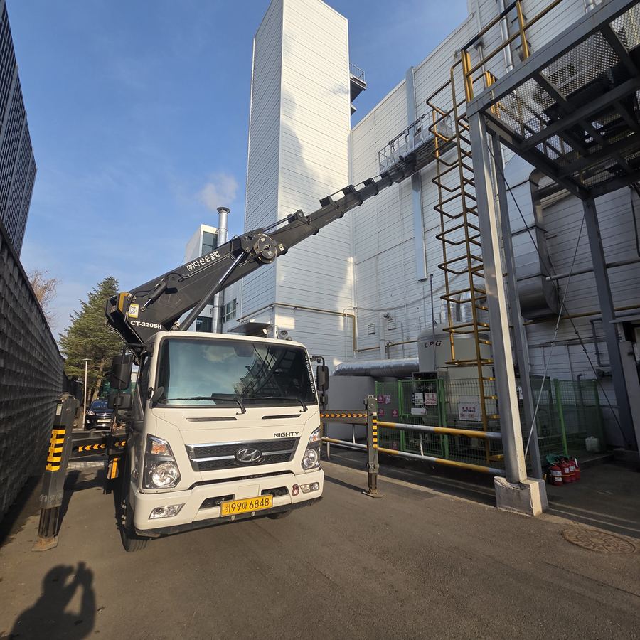 국우동 스카이차 현수막·배너 설치 관련 작업 - 공장 공장 내부 도로 사진