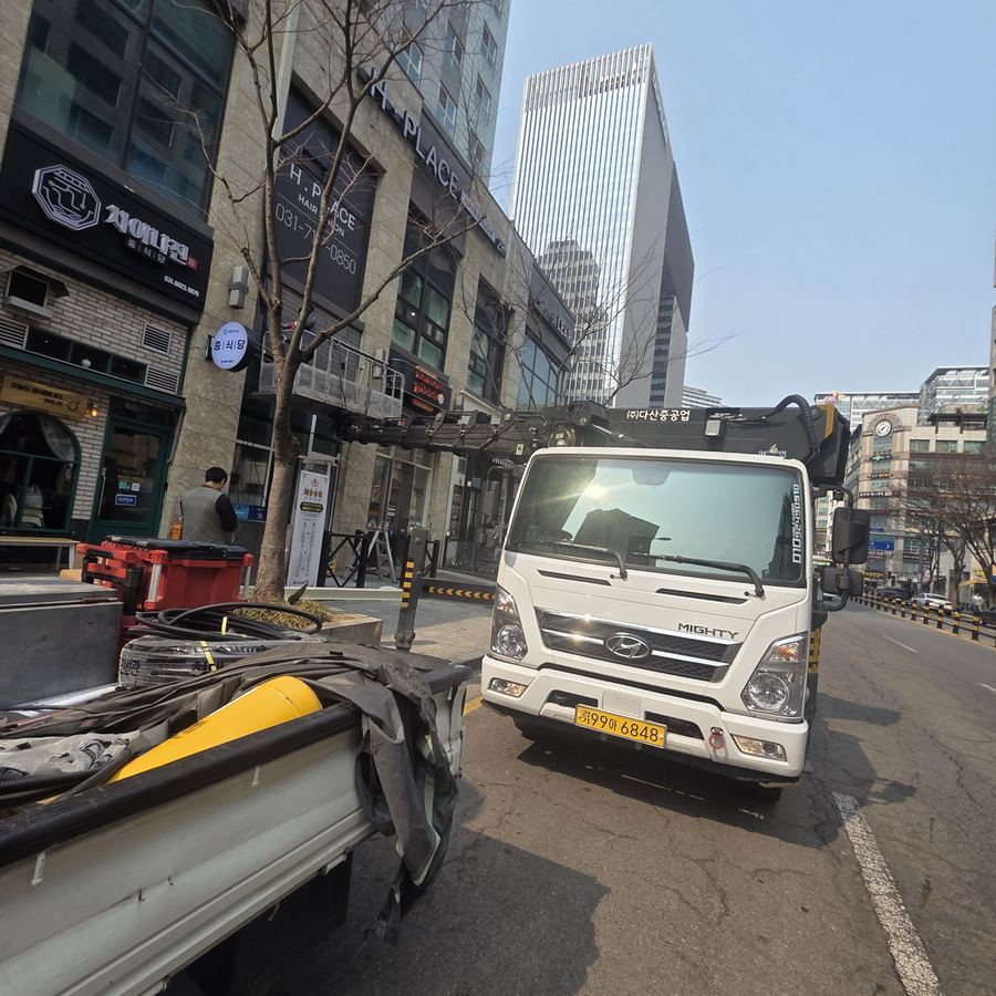 영랑동 스카이차 철골 도장 관련 작업 - 상가빌딩 도로변 사진